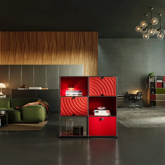 Ein Rubinrotes USM Haller Regal mit zwei USM Haller Soft Panels in Rot.
